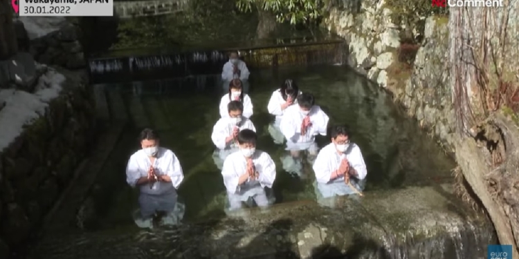 В Японии буддисты молились об окончании пандемии в холодной воде (ВИДЕО)