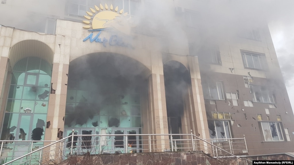 Из-за газовых протестов в столице Казахстана президентом введено двухнедельное ЧП - СМИ сообщают, что резиденция президента в Алма-Ате захвачена 1