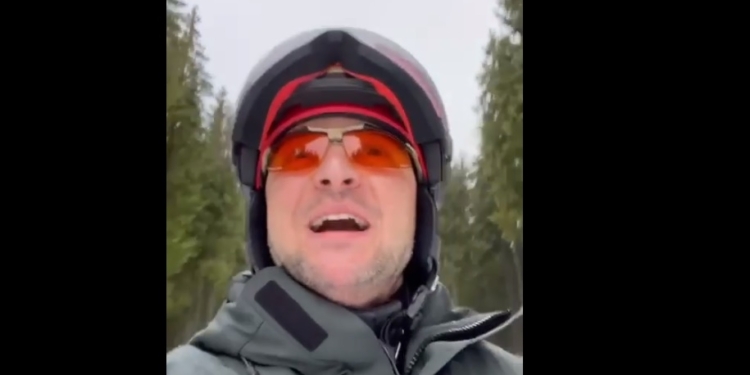 Зеленский со сноуборда поздравил Украину с Рождеством (ВИДЕО)