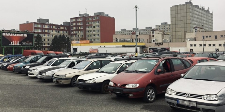 Максимум 200 евро: в Праге прошел первый аукцион брошенных автомобилей