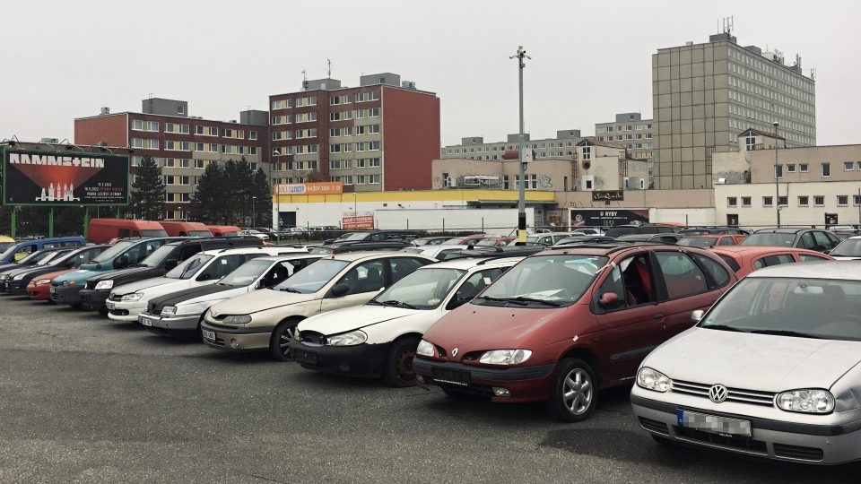 Максимум 200 евро: в Праге прошел первый аукцион брошенных автомобилей 1