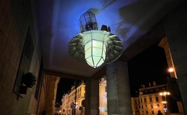 Чем больше фейков, тем ярче светит: в Праге появился «фейковый» фонарь