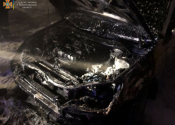 На Намыве сгорел припаркованный Mitsubishi Lancer