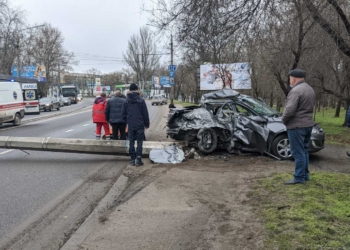 В Николаеве на оживленном участке дороги упала электроопора – в нее врезался автомобиль (ФОТО)