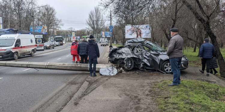 В Николаеве на оживленном участке дороги упала электроопора – в нее врезался автомобиль (ФОТО)