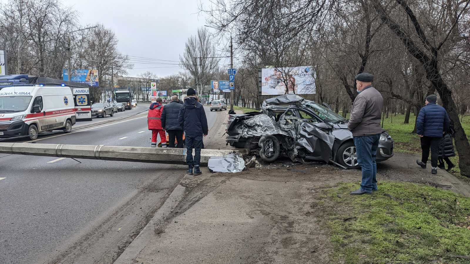 В Николаеве на оживленном участке дороги упала электроопора – в нее врезался автомобиль (ФОТО)
