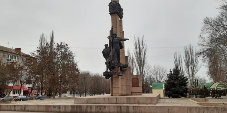 Декоммунизация памятника Ленинскому комсомолу в Николаеве: автор предлагает закрыть некоторые элементы (ФОТО)