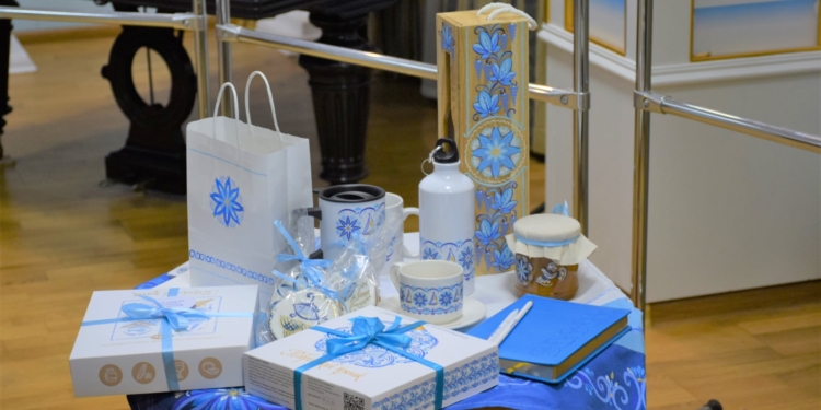 На Миколаївщині представили сувенірну лінійку з таврійським розписом (ФОТО)