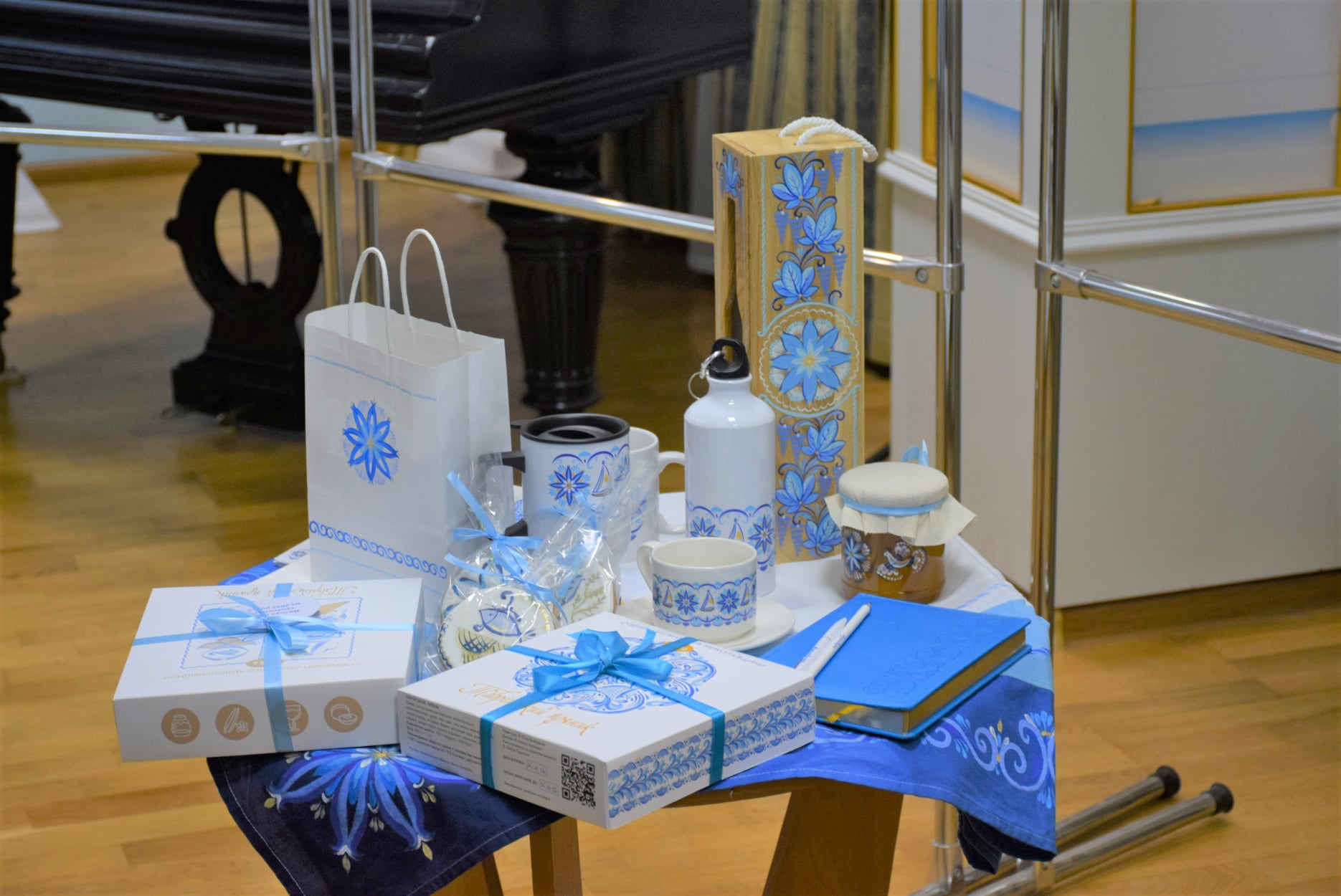 На Миколаївщині представили сувенірну лінійку з таврійським розписом (ФОТО)