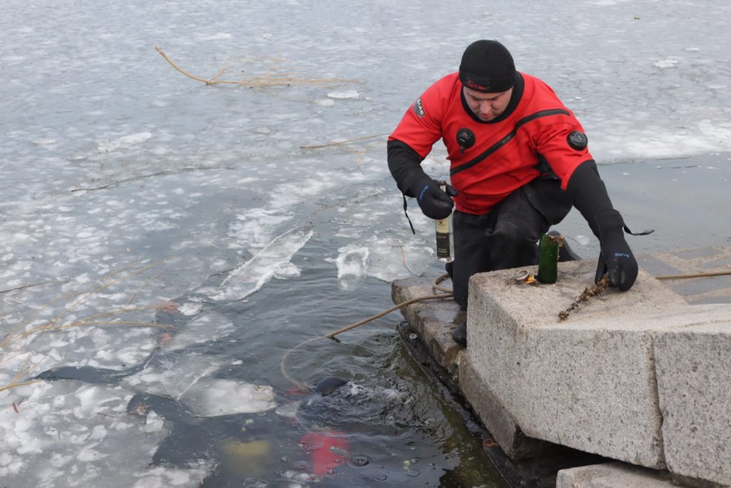 Напередодні Водохреща рятувальники обстежили акваторію Нижньої Набережної в Миколаєві. Що знайшли? (ФОТО) 20