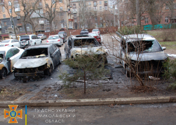 В Миколаєві вночі у дворі п’ятиповерхівок підпалили 4 автівки (ФОТО)