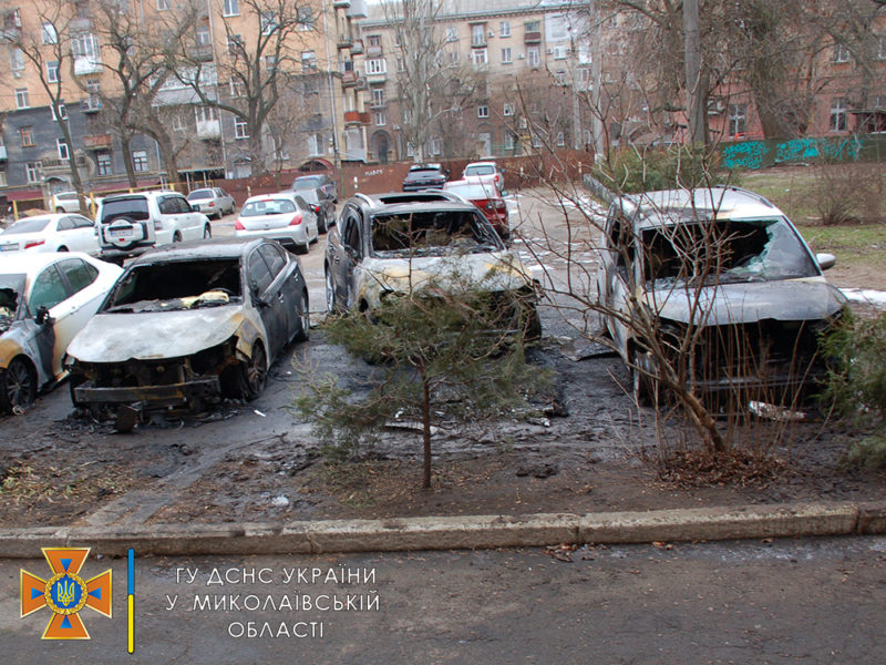 В Миколаєві вночі у дворі п’ятиповерхівок підпалили 4 автівки (ФОТО)
