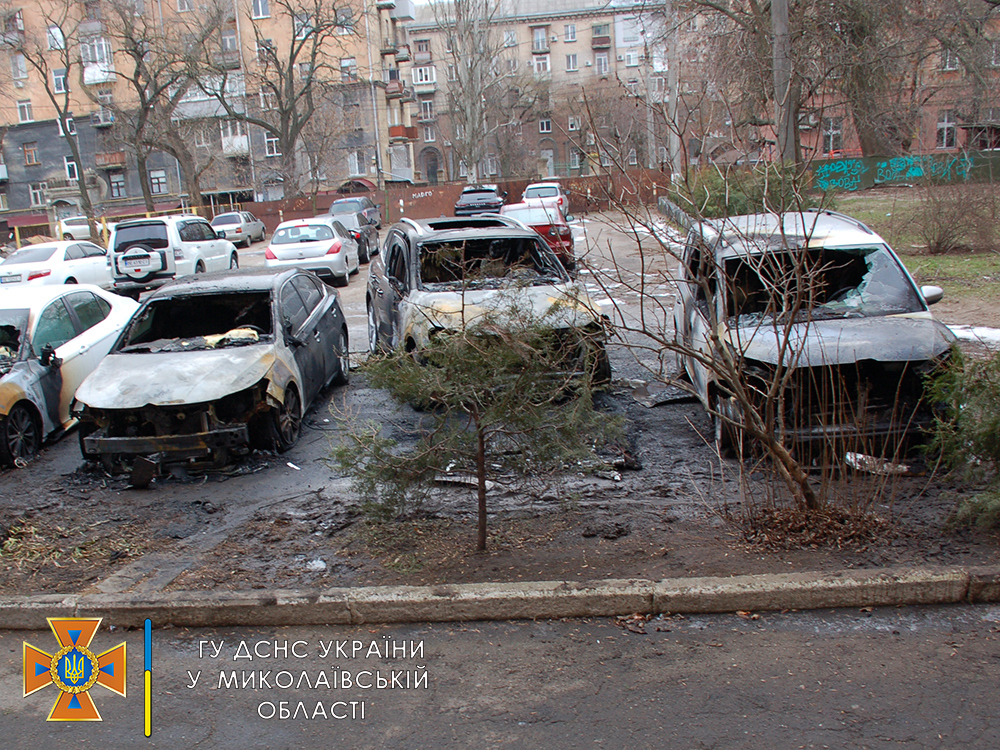В Миколаєві вночі у дворі п’ятиповерхівок підпалили 4 автівки (ФОТО) 11