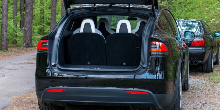 Чтобы не заразиться: учительница привезла своего 13-летнего сына с коронавирусом  в багажнике