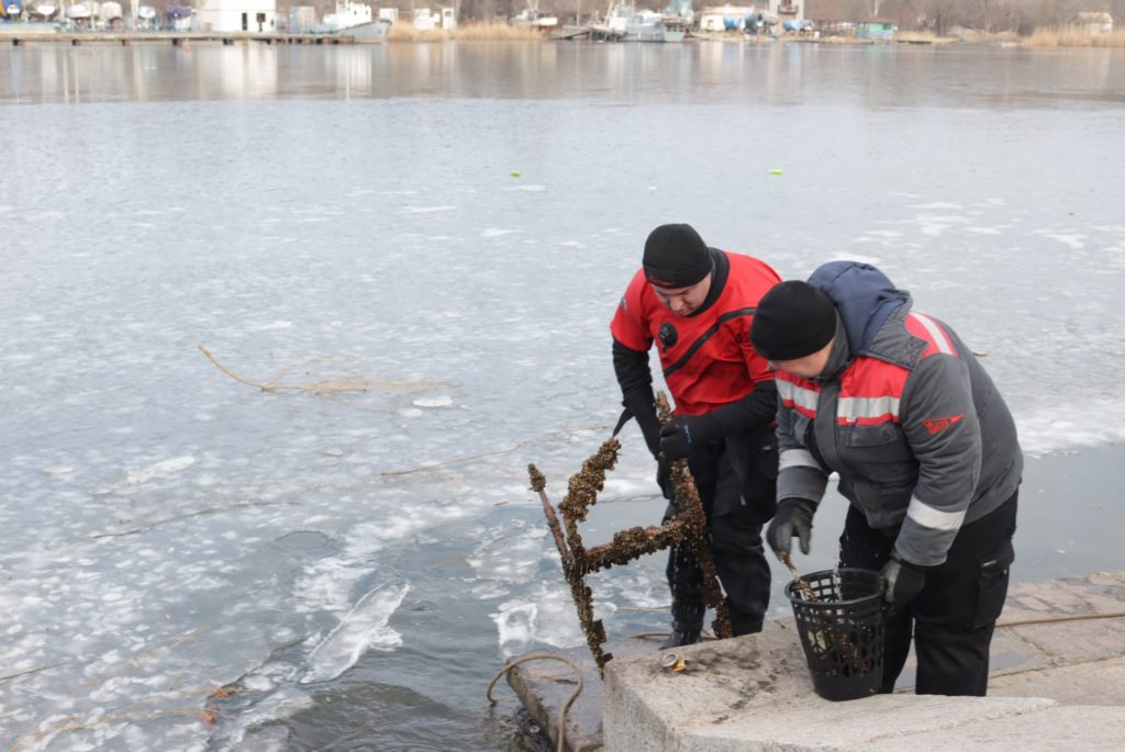 Напередодні Водохреща рятувальники обстежили акваторію Нижньої Набережної в Миколаєві. Що знайшли? (ФОТО) 22