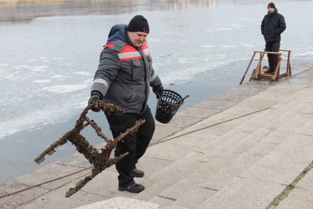 Напередодні Водохреща рятувальники обстежили акваторію Нижньої Набережної в Миколаєві. Що знайшли? (ФОТО) 24