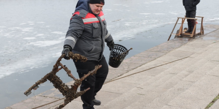 Напередодні Водохреща рятувальники обстежили акваторію Нижньої Набережної в Миколаєві. Що знайшли? (ФОТО)