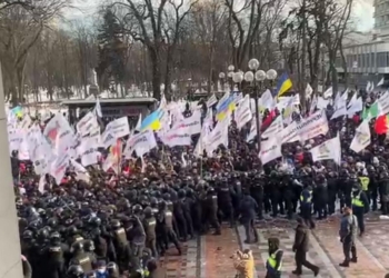 Протесты под Радой. ФОПы штурмовали парламент, его закрыли на ключ (ВИДЕО)