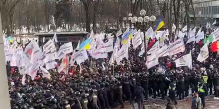 Протесты под Радой. ФОПы штурмовали парламент, его закрыли на ключ (ВИДЕО)