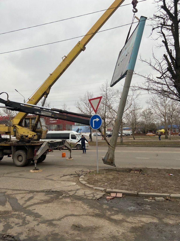 В Миколаєві знесуть 30 білбордів по пр.Богоявленському для будівництва тролейбусної лінії - перший вже демонтовано (ФОТО) 3