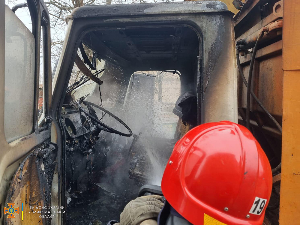 В Миколаєві постраждав ще один сміттєвоз - в нього згоріла кабіна (ФОТО) 3