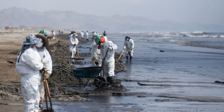 В Перу разлилось около 6 тысяч тонн баррелей нефти: правительство заявляет о крупнейшей экологической катастрофе (ФОТО)