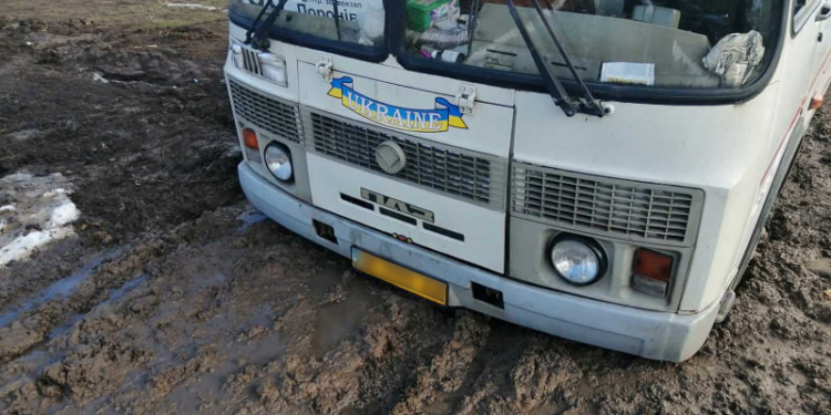 На Николаевщине в грязи застрял рейсовый автобус – вытаскивали спасатели (ФОТО)