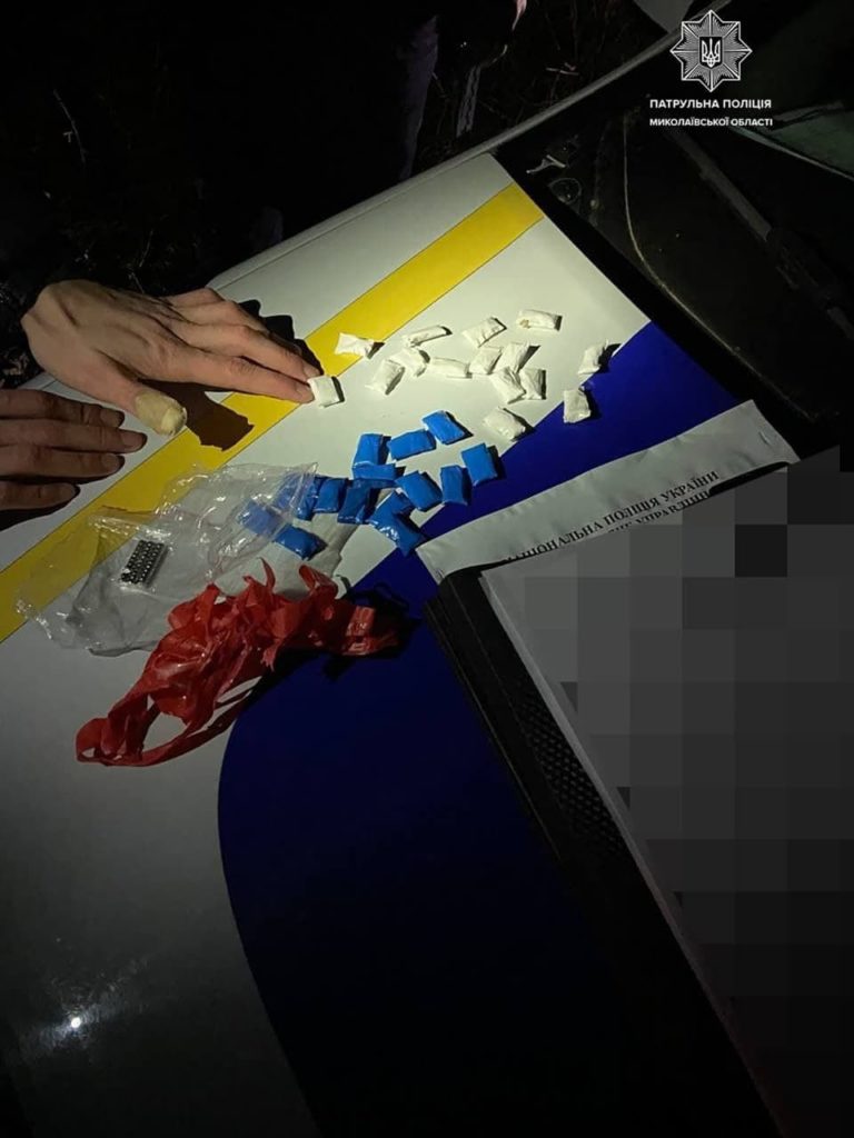 Два вихідні - два закладники: в Миколаєві патрульні виявили розповсюджувачів наркотиків (ФОТО) 3