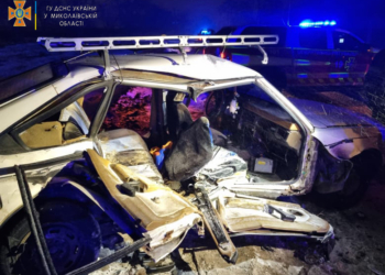 Вечірнє ДТП на околиці Миколаєва: дві людини постраждали (ФОТО)