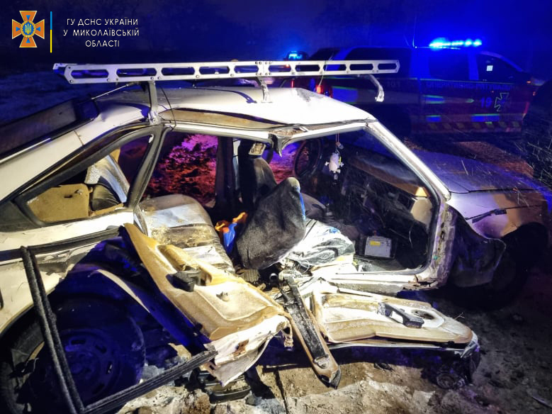 Вечірнє ДТП на околиці Миколаєва: дві людини постраждали (ФОТО) 3