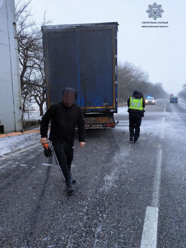 Миколаївські патрульні разом із небайдужими громадянами допомогли водієві вантажівки, яка злетіла в кювет (ФОТО) 3