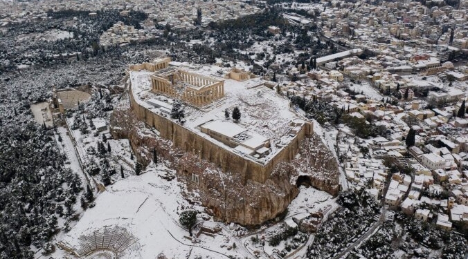 Акрополь в снегу и отмененные десятки рейсов в Стамбуле: снегопад накрыл Грецию и Турцию (ФОТО)