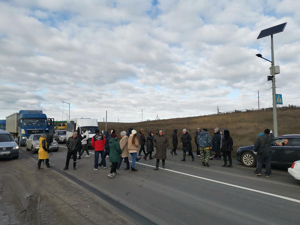 На Николаевщине жители села перекрывали дорогу - у них нет света и воды 5-й день (ФОТО) 1