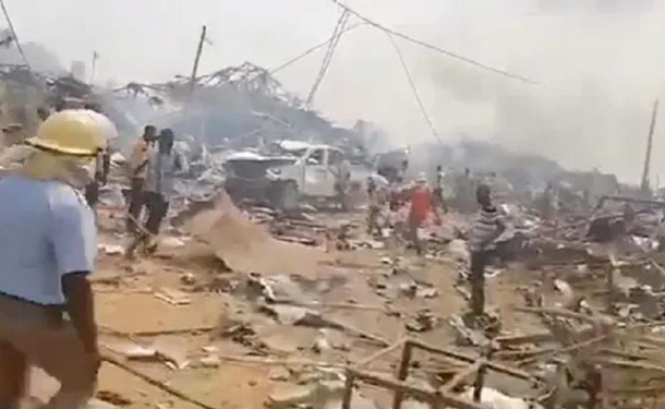 В Гане после столкновения грузовика со взрывчаткой и мотоцикла взрывом разрушено около 500  домов (ВИДЕО)