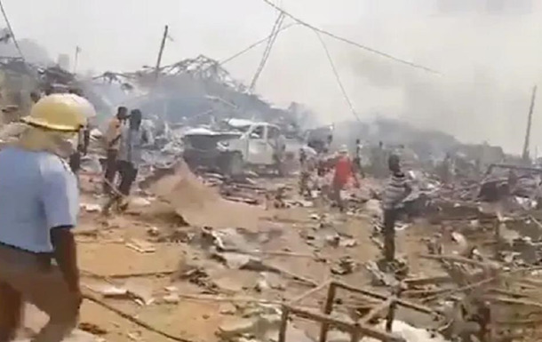 В Гане после столкновения грузовика со взрывчаткой и мотоцикла взрывом разрушено около 500 домов (ВИДЕО)