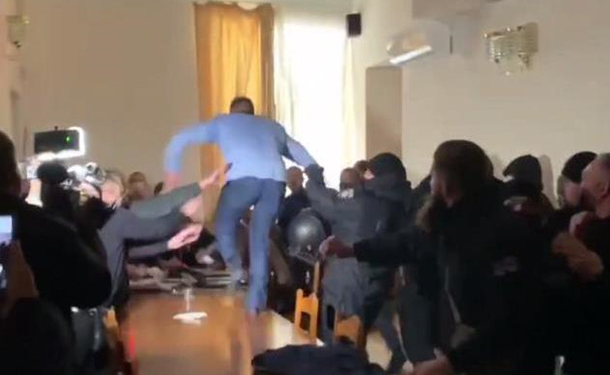 В одесской мэрии нардеп дрался и бегал по столу (ВИДЕО)