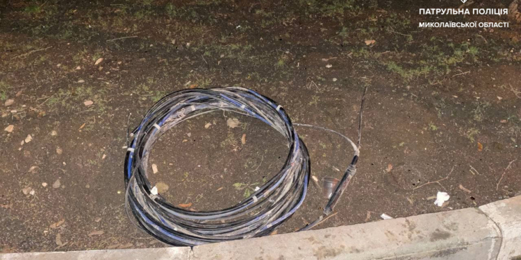 Николаевские патрульные задержали кабельного вора – горожане помогли (ФОТО)