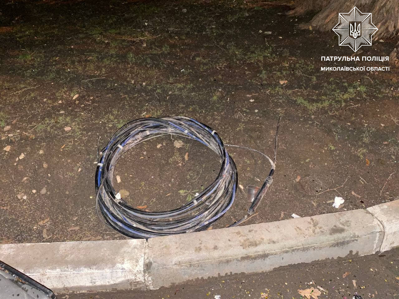 Николаевские патрульные задержали кабельного вора – горожане помогли (ФОТО)