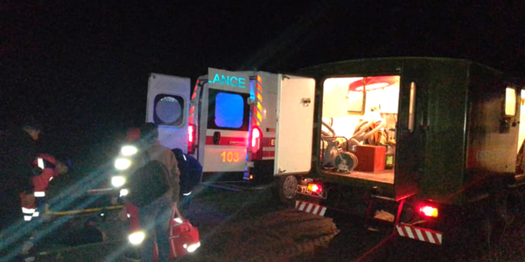 На Николаевщине спасатели выручили медиков “скорой”, застрявших в грязи по дороге к пациенту