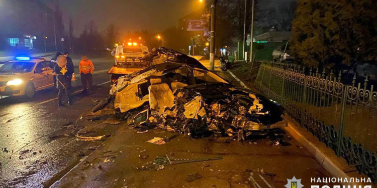 В Николаеве ночью водитель разбил в хлам свой  Lexus об электроопору (ФОТО)
