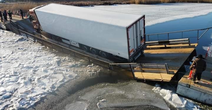 Под Николаевом в очередной раз  провалился мост в Пересадовке, фура  затопила понтон (ФОТО)