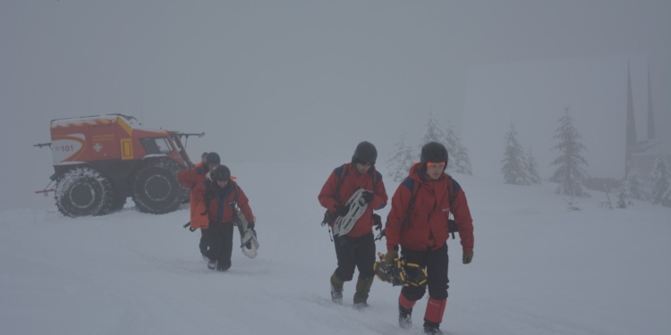 В Карпатах лавина засыпала группу туристов, они откапывались сами, есть пострадавший