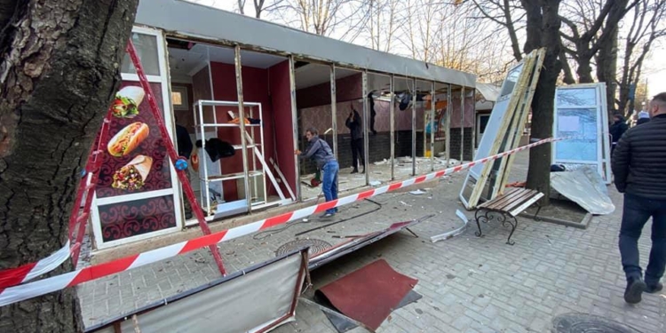 В Николаеве “зачищают” Каштановый сквер от киосков с шаурмой (ФОТО)