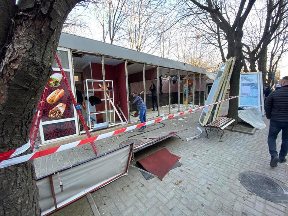 В Николаеве "зачищают" Каштановый сквер от киосков с шаурмой (ФОТО) 5