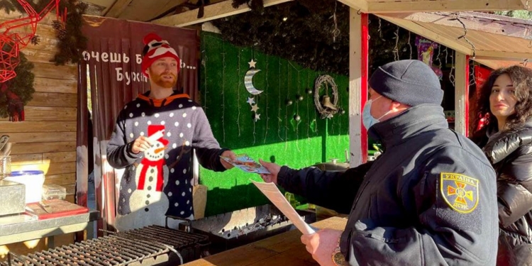 В Николаеве спасатели в очередной раз проинспектировали рождественскую ярмарку на Соборной (ФОТО)