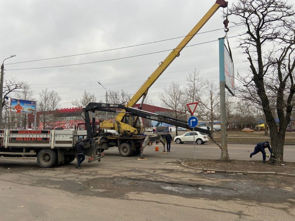 В Миколаєві знесуть 30 білбордів по пр.Богоявленському для будівництва тролейбусної лінії - перший вже демонтовано (ФОТО) 5