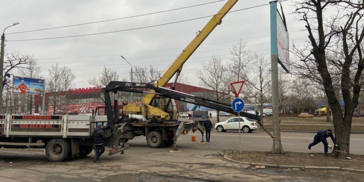 В Миколаєві знесуть 30 білбордів по пр.Богоявленському для будівництва тролейбусної лінії – перший вже демонтовано (ФОТО)