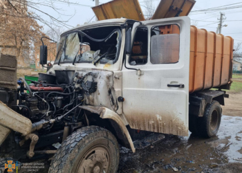 В Миколаєві постраждав ще один сміттєвоз – в нього згоріла кабіна (ФОТО)