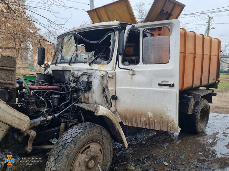 В Миколаєві постраждав ще один сміттєвоз — в нього згоріла кабіна (ФОТО)
