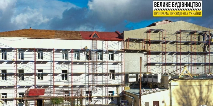 Реставрация Николаевского русдрамтеатра: внешние стены уже утеплены (ФОТО)